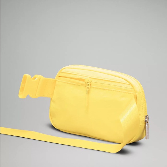 Lululemon Everywhere Belt Bag 1L- Utility Yellow - Picture 8 of 9
